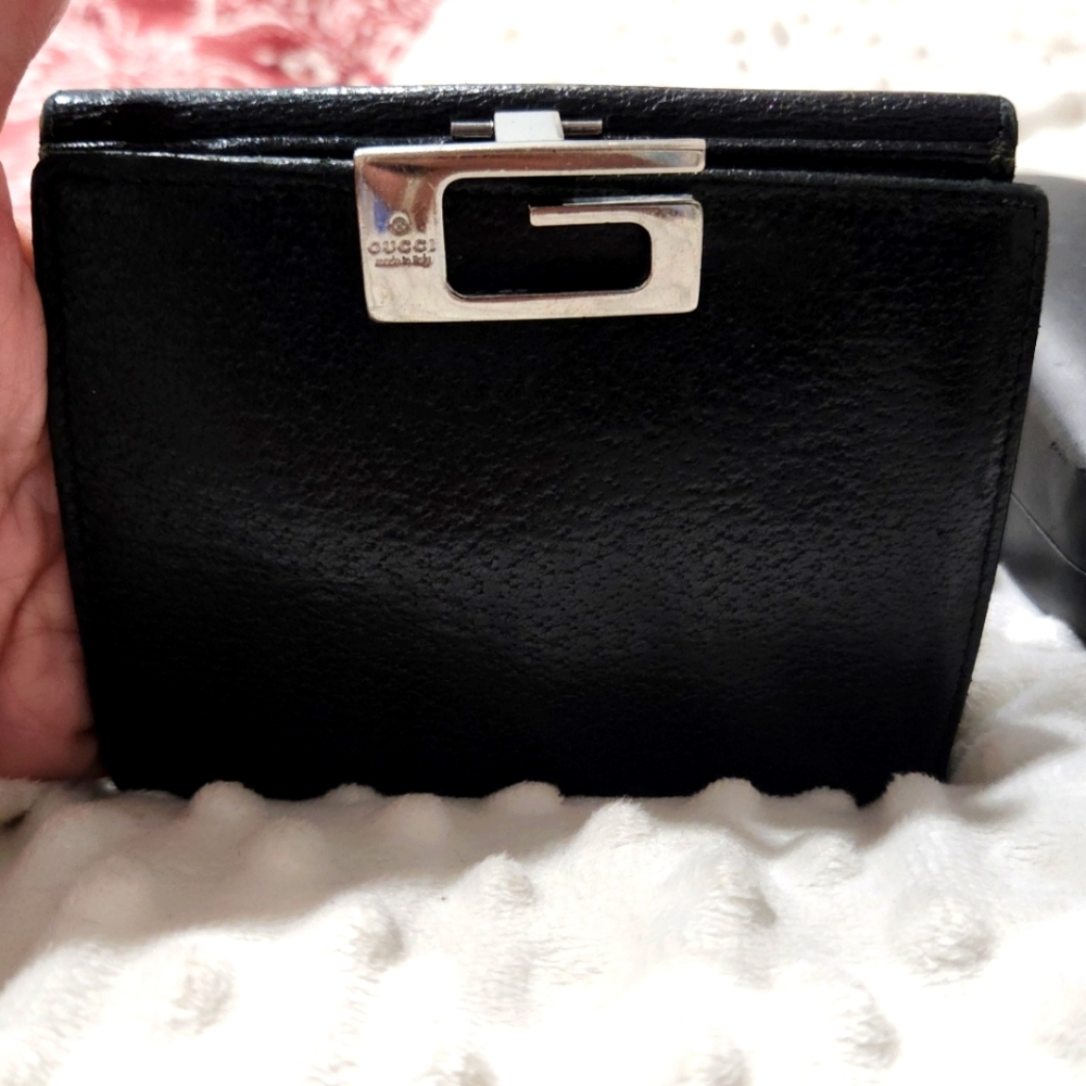 !!!SOLD!!!Authentic Gucci G-CLASP bi-fold mens leather wallet